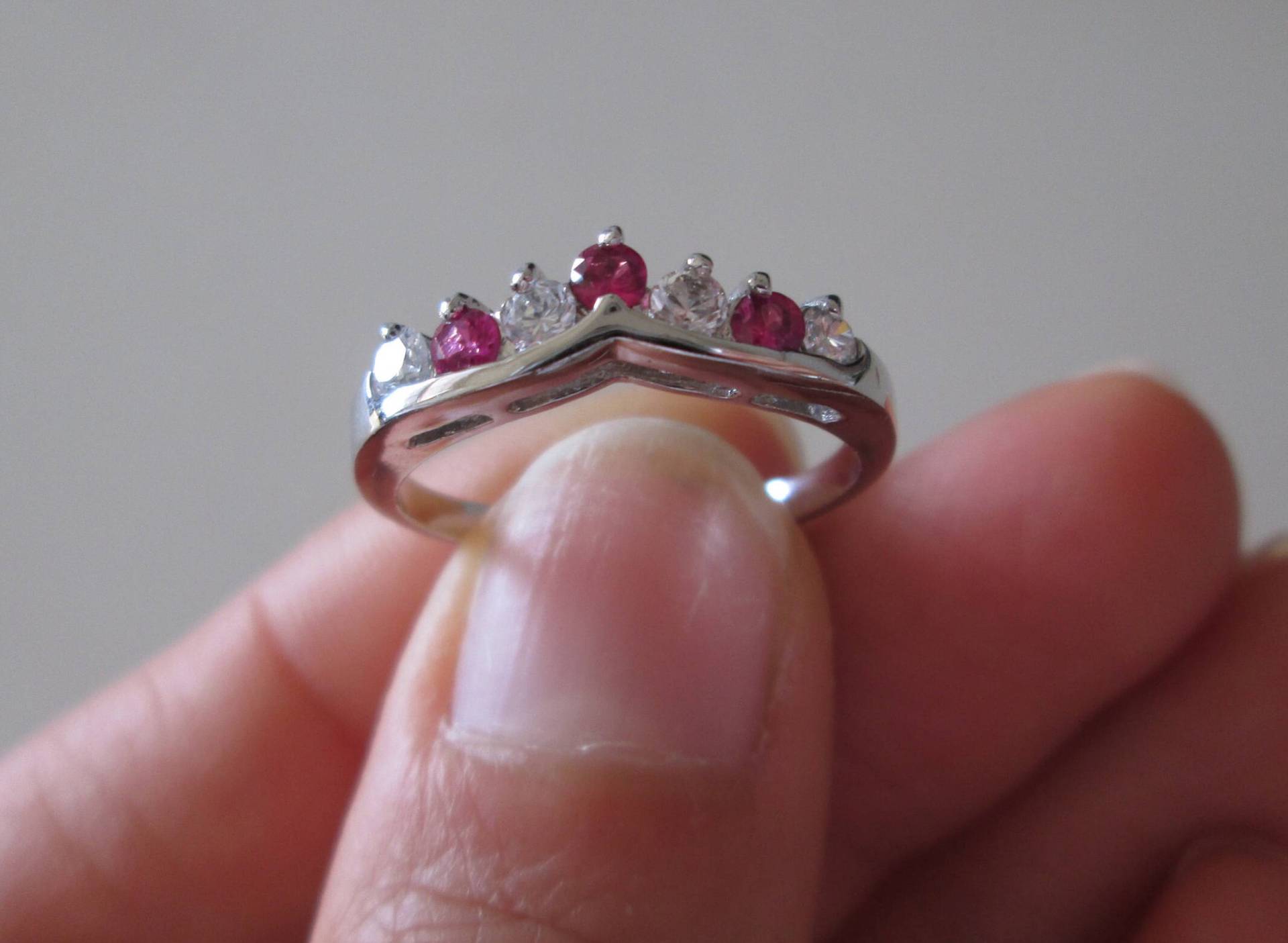Neue Sterling Silber Klar Und Rot Cz-Band-Ring-Größe 8 Neue Sterling Silber Klar Und Rot Cz-Band-Ring-Größe 8 von WatchesAndJewels
