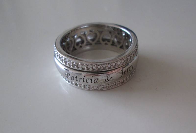 Patricia Und Jerry Sterling Silber Unisex Geschnitzt Dicken Band Ring, Größe 8, 5 Patricia Und Jerry Sterling Silber Unisex Geschnitzt Dicken Band Ring, Größe 8, 5 von WatchesAndJewels