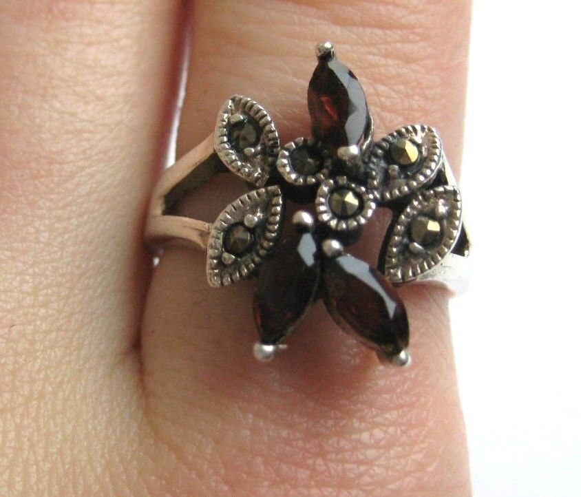 Roter Edelstein Und Markasiten 925 Sterling Silber Vintage Cz Ring Größe 7, 5 Roter Edelstein Und Markasiten 925 Sterling Silber Vintage Cz Ring Größe 7, 5 von WatchesAndJewels