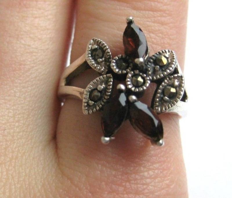Roter Edelstein Und Markasiten 925 Sterling Silber Vintage Cz Ring Größe 7, 5 Roter Edelstein Und Markasiten 925 Sterling Silber Vintage Cz Ring Größe 7, 5 von WatchesAndJewels