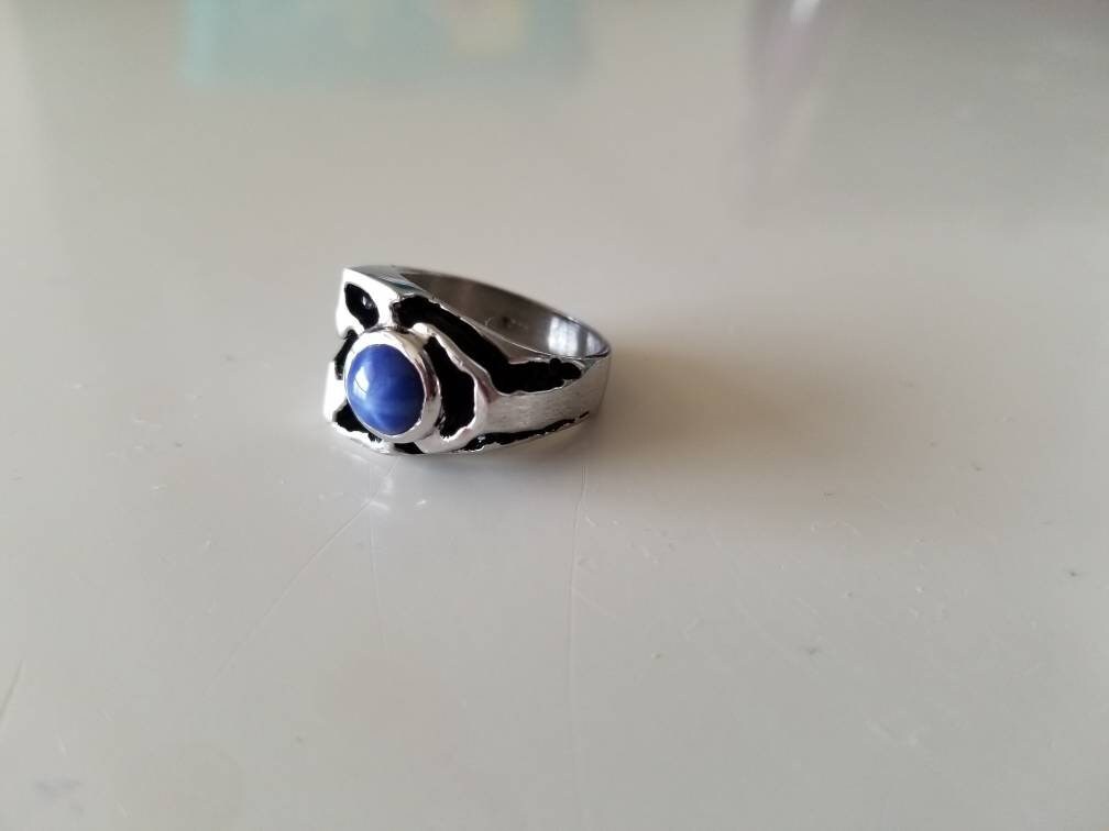 Sterling Silber 925 Vintage Band Ring Mit Blauen Steinen, Größe 6 Sterling Silber 925 Vintage Band Ring Mit Blauen Steinen, Größe 6 von WatchesAndJewels