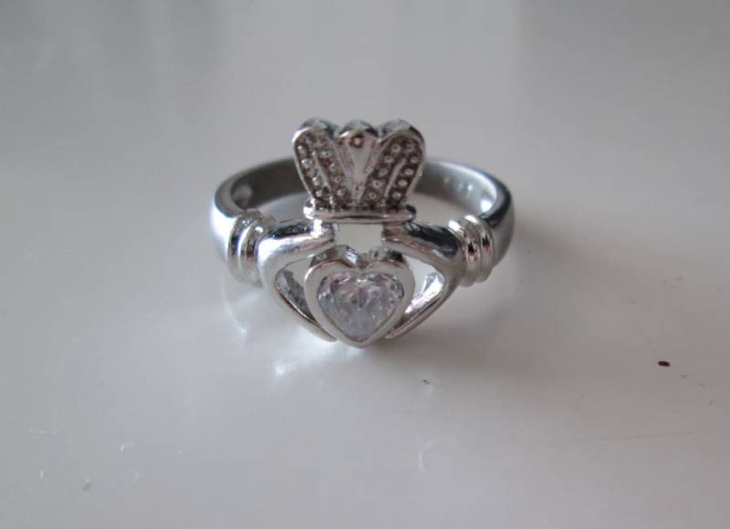 Vintage Sterling Silber Klar Cz Versprechen Ring, Größe 8, 5 Vintage Sterling Silber Klar Cz Versprechen Ring, Größe 8, 5 von WatchesAndJewels