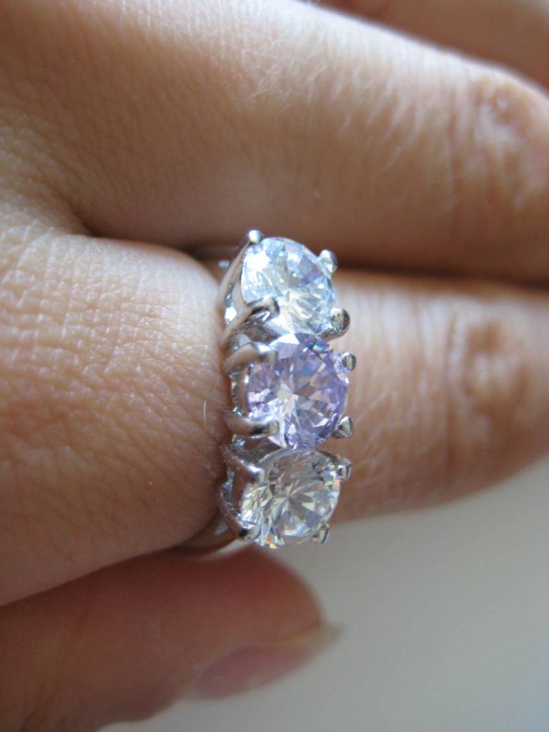 Vintage Sterling Silber Klar Und Lila Cz Ringgröße 8, Hervorragendem Zustand Vintage Sterling Silber Klar Und Lila Cz Ringgröße 8, Hervorragendem Zustand von WatchesAndJewels