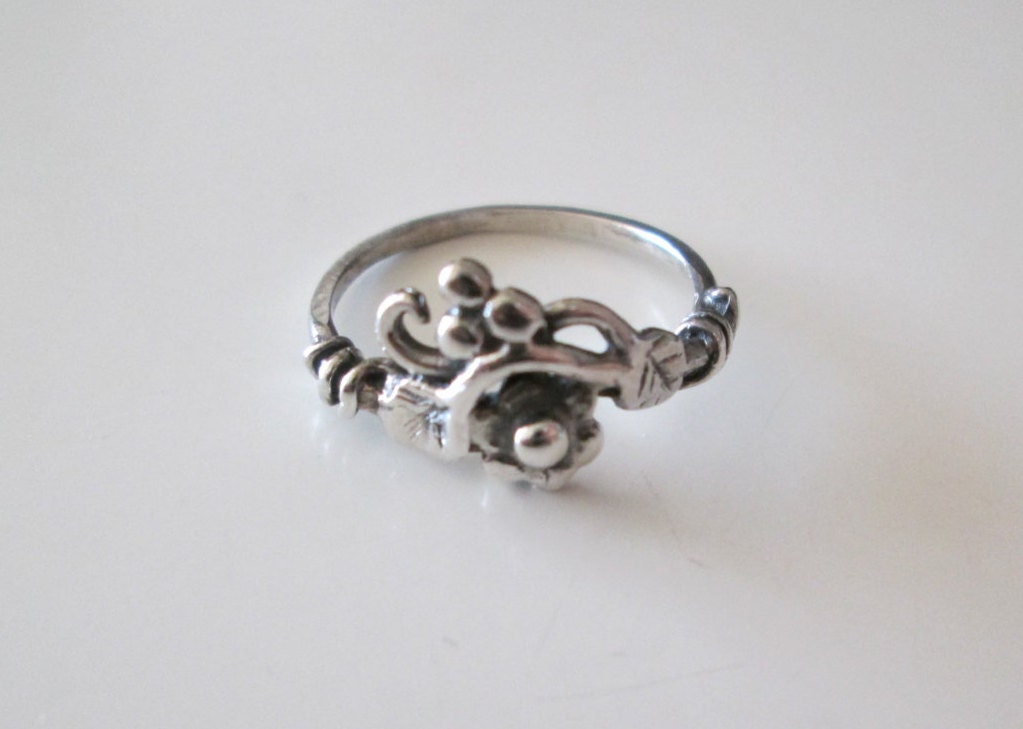 sterling Silber 925 Vintage Geschnitzt Blume Dünnen Band Ring, Größe 6, 5 sterling Silber 925 Vintage Geschnitzt Blume Dünnen Band Ring, Größe 6, 5 von WatchesAndJewels