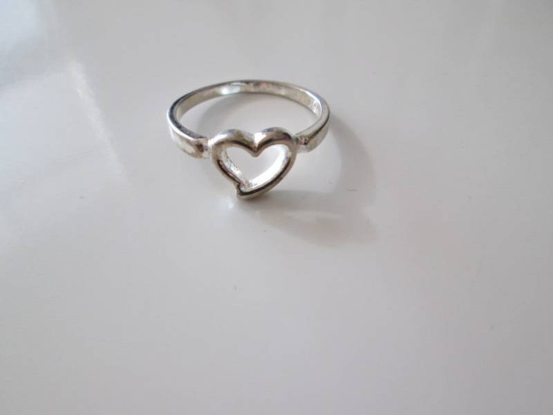 sterling Silber Vintage Dünne Herz-Ring, Größe 9 sterling Silber Vintage Dünne Herz-Ring, Größe 9 von WatchesAndJewels