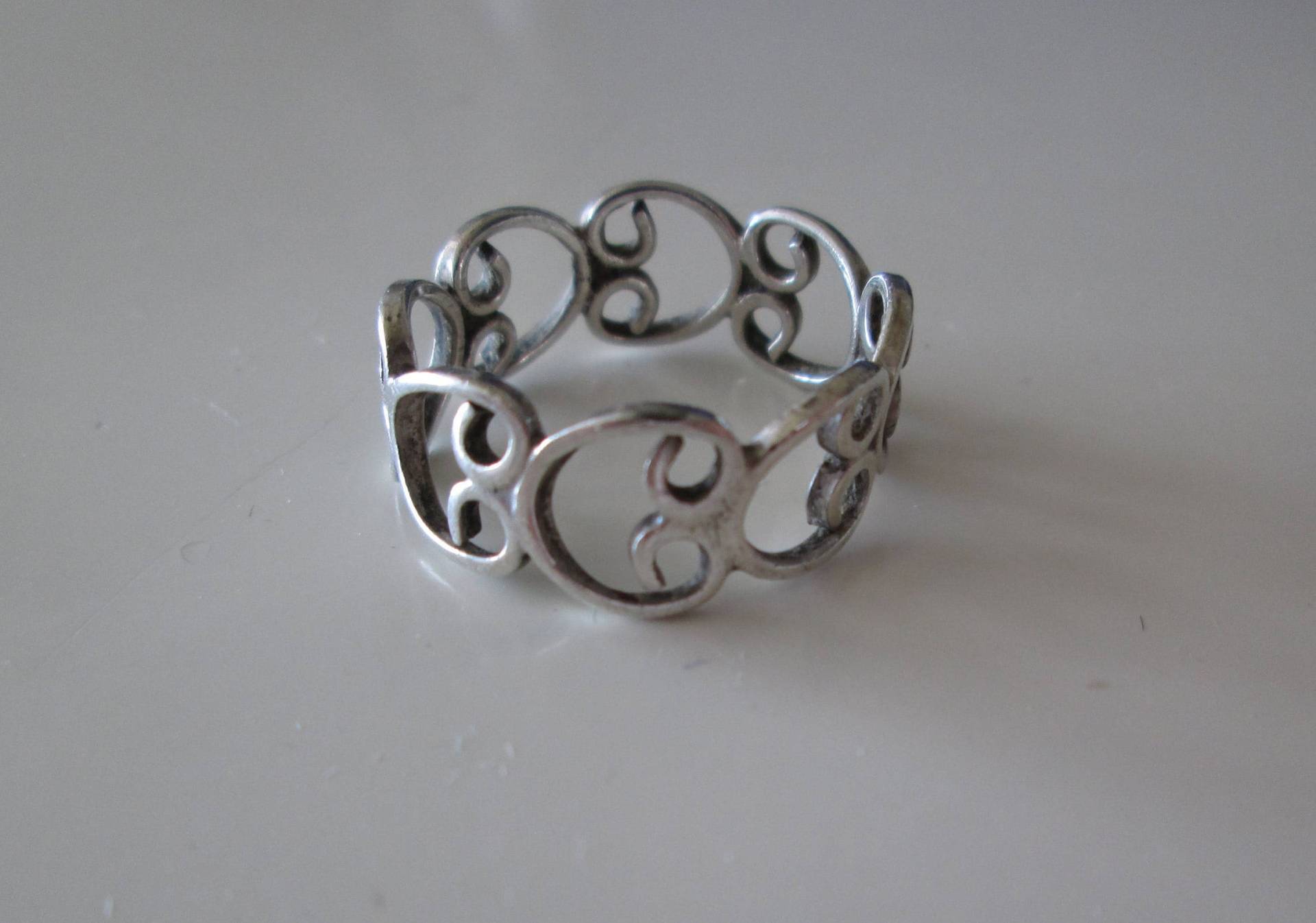 sterling Silber Vintage Geschnitzt Detail Dünn Und Luftig-Ring, Größe 5, 5 sterling Silber Vintage Geschnitzt Detail Dünn Und Luftig-Ring, Größe 5, 5 von WatchesAndJewels
