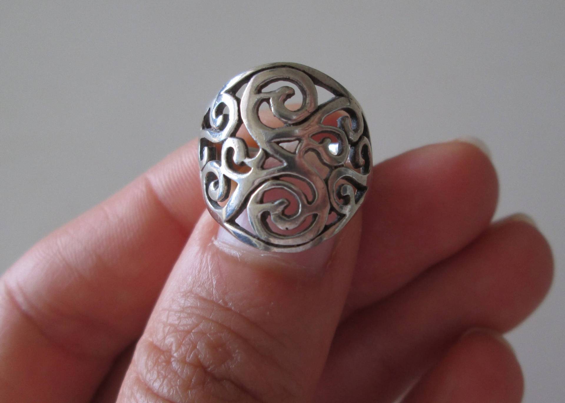 sterling Silber Vintage Geschnitzt Detail Ring, Größe 5 sterling Silber Vintage Geschnitzt Detail Ring, Größe 5 von WatchesAndJewels