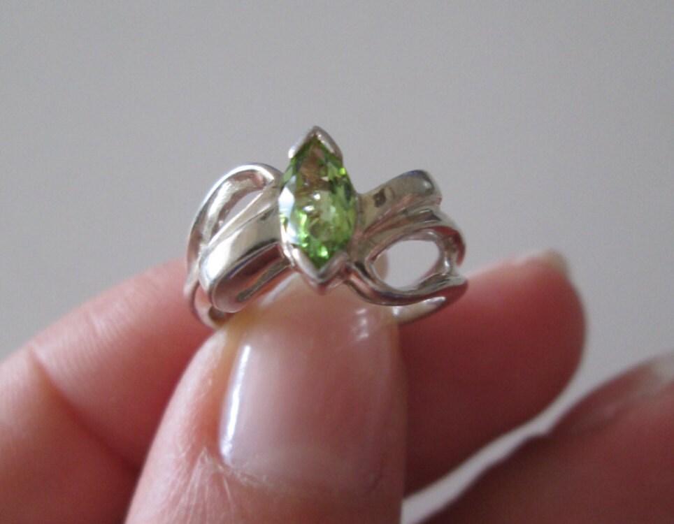 sterlingsilber Grün Peridot Edelstein Ringgröße 5 sterlingsilber Grün Peridot Edelstein Ringgröße 5 von WatchesAndJewels