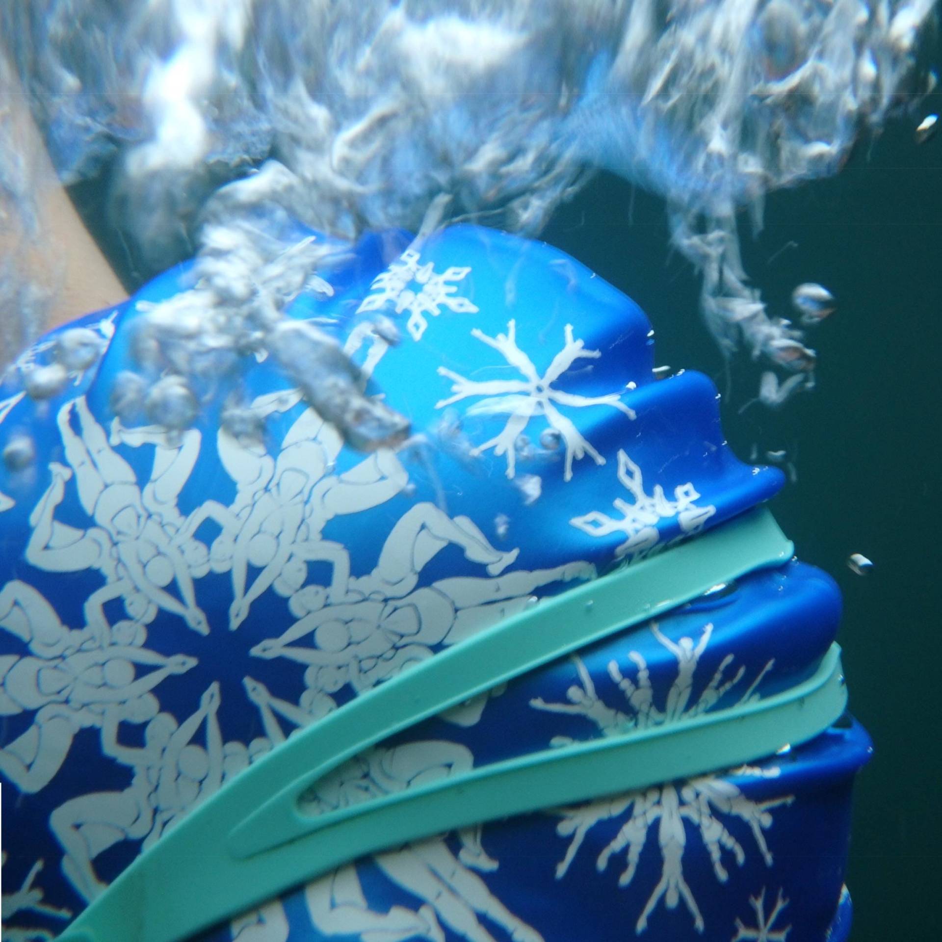 "Nancy Farmer Schwimmmütze "Swimflakes" Auf Hochwertigem Silikon - Schneeflocke Synchronschwimmer Einer Badekappe." "Nancy Farmer Schwimmmütze "Swimflakes" Auf Hochwertigem Silikon - Schneeflocke Synchronschwimmer Einer Badekappe." von WaterDrawnArt