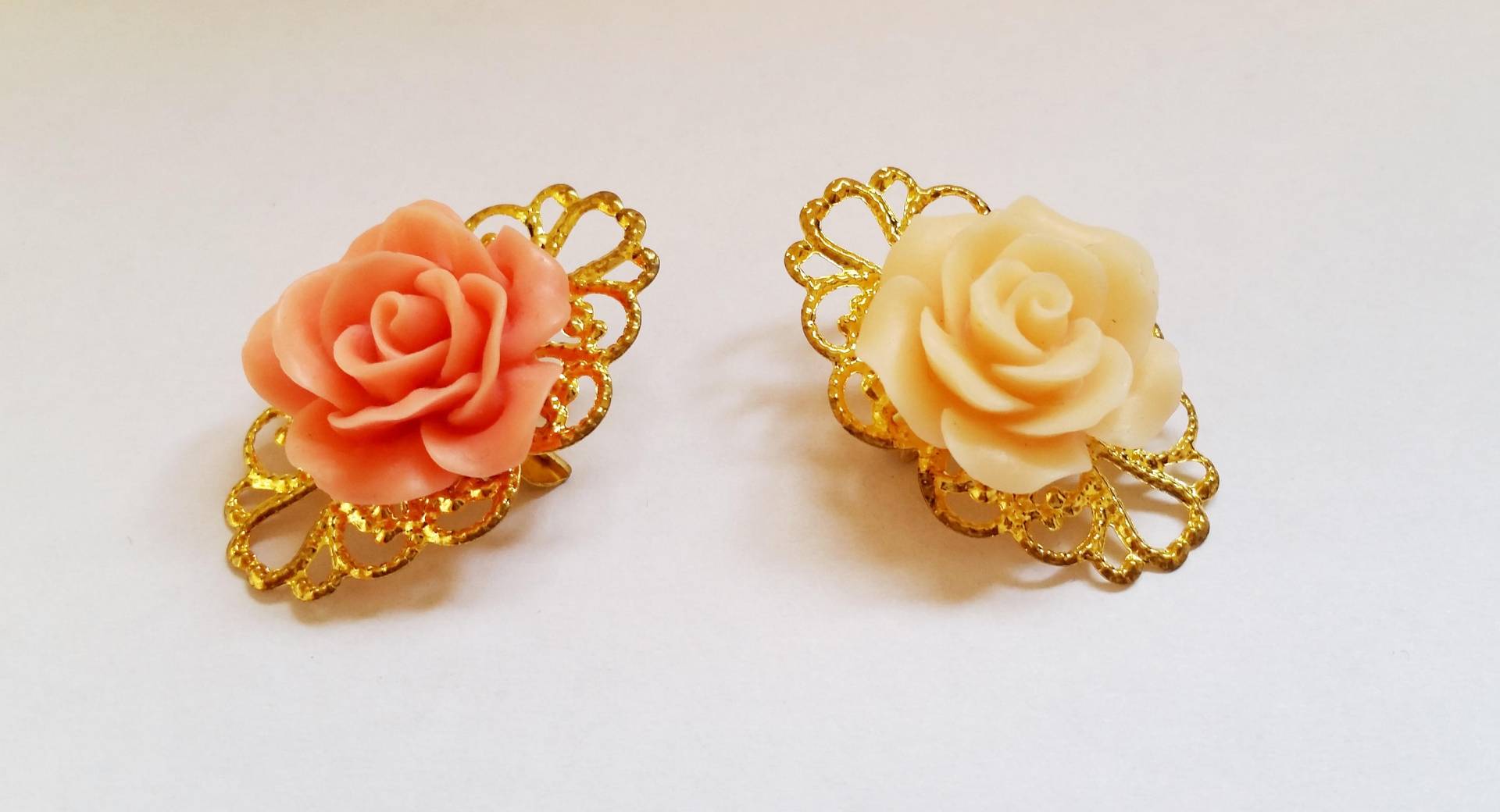 Blumenhalsband - Goldene Filigrane Rose Blumen Brosche Anstecknadel von WaterdewJewelry