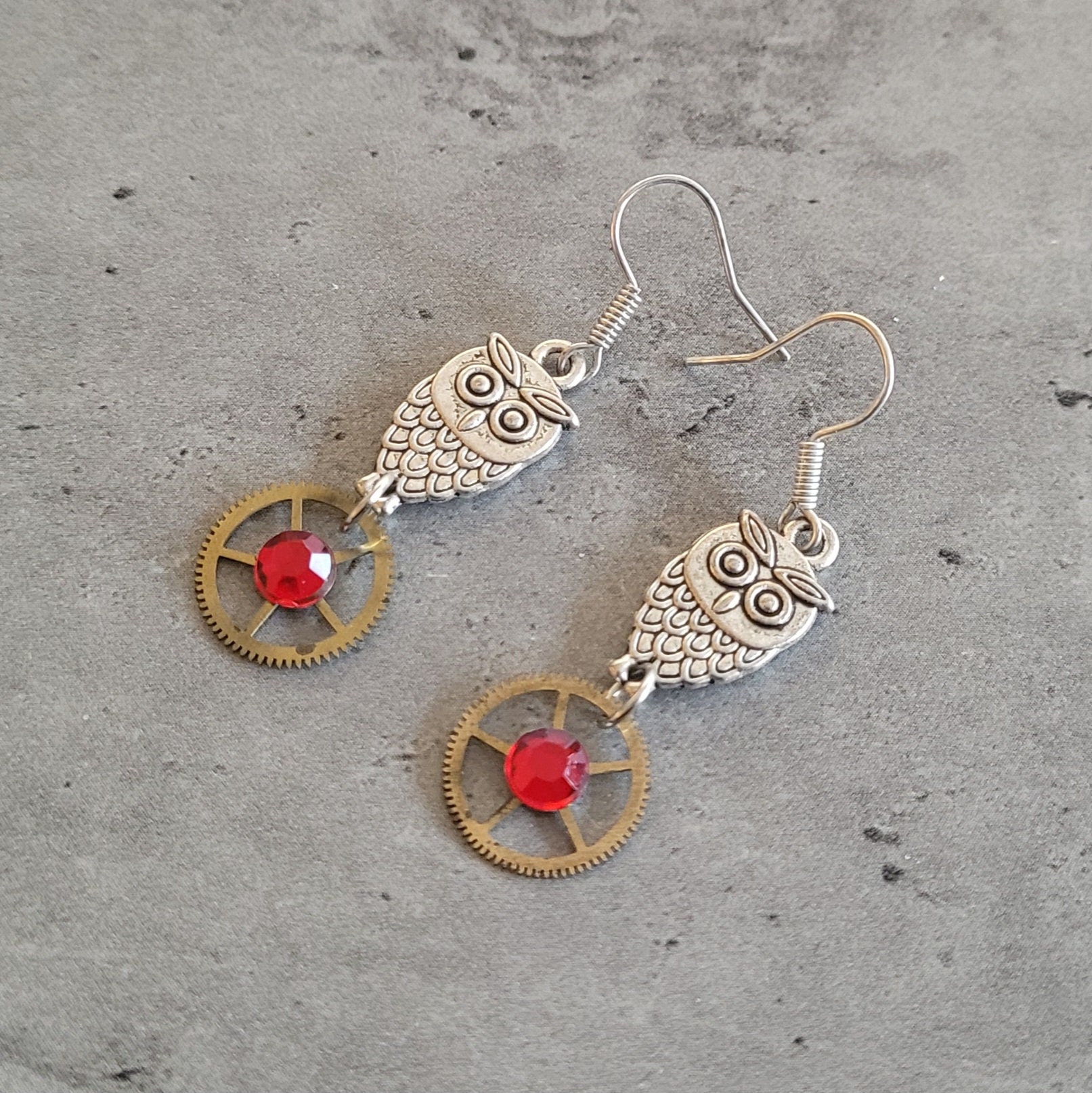 Eule Und Uhr Zahnrad Steampunk Rot Kristall Baumeln Ohrringe von WaterdewJewelry