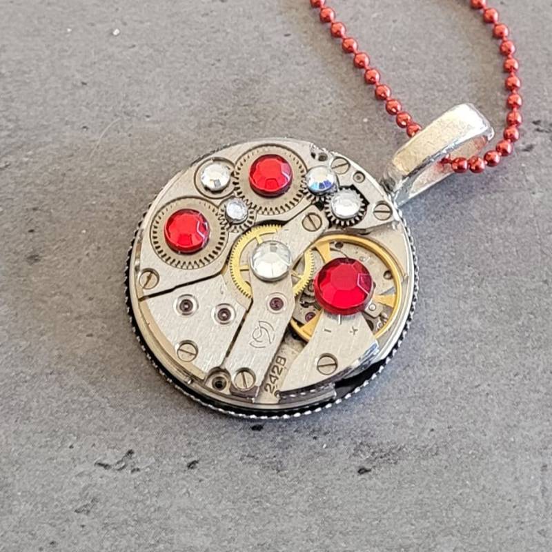Gothic Steampunk Rot Klare Kristalle Uhrwerk Charme Anhänger Halskette von WaterdewJewelry