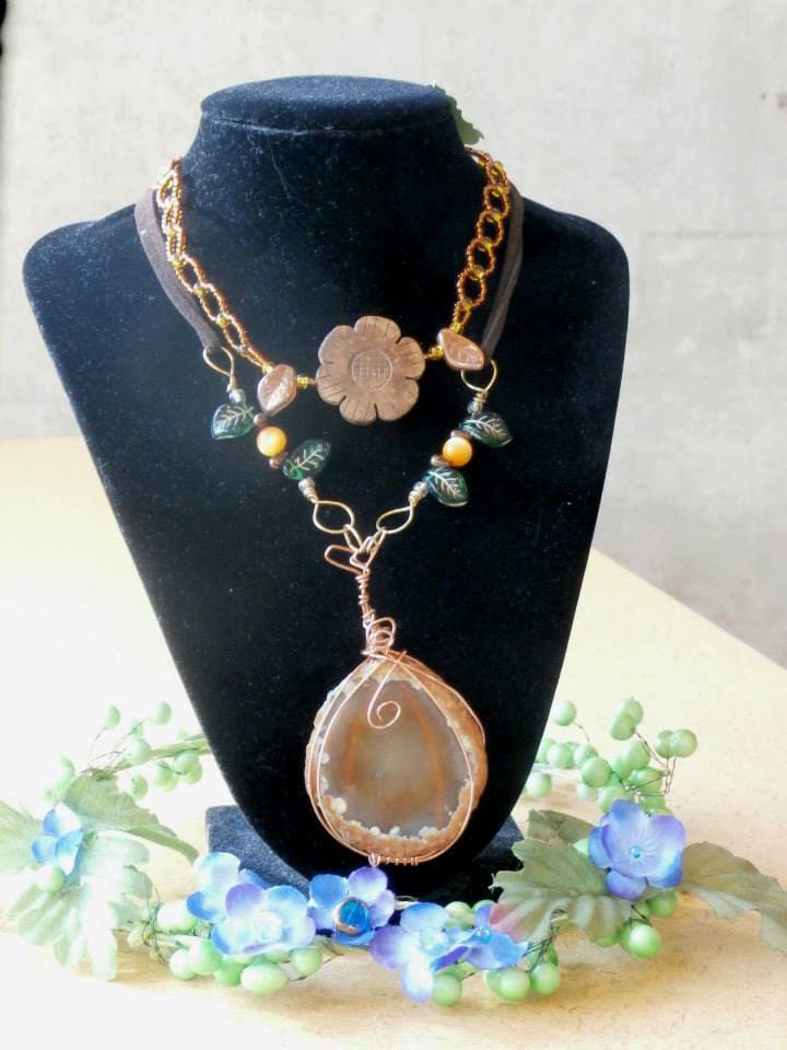 Orange Lotusblüte Halskette von WaterfallSplendor