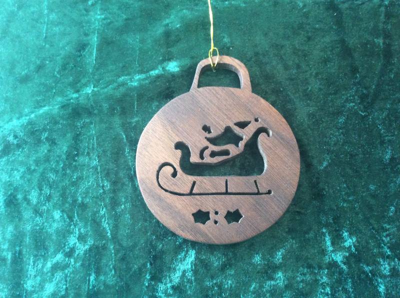 Hand Aus Schlitten Motiv Weihnachtskugel Hand Aus Schlitten Motiv Weihnachtskugel von Waterfordwoodworking