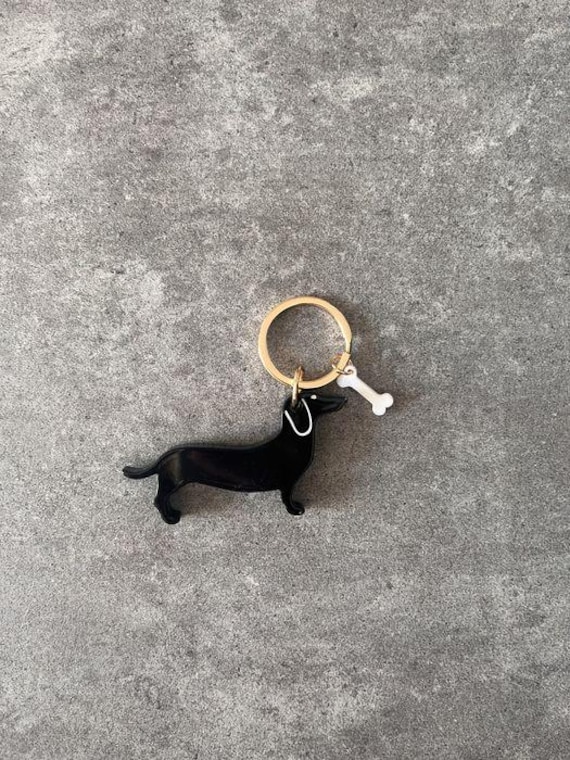 Dackelschlüsselanhänger Mit Weißem Knochen Anhänger von WattenbachAlpakas