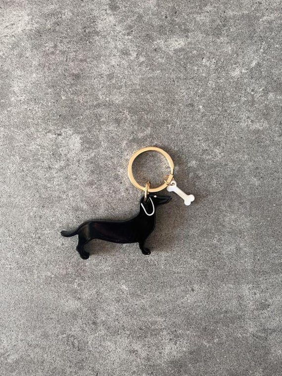 Dackelschlüsselanhänger Mit Weißem Knochen Anhänger von WattenbachAlpakas