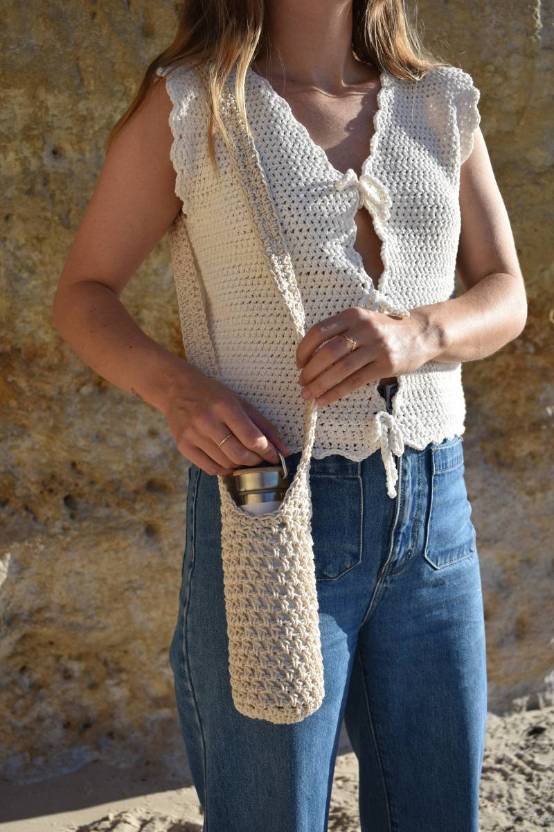 Gehäkelte Trinkflaschen-Halterung Aus Recycelter Baumwollschnur "Creme' von studioaggie