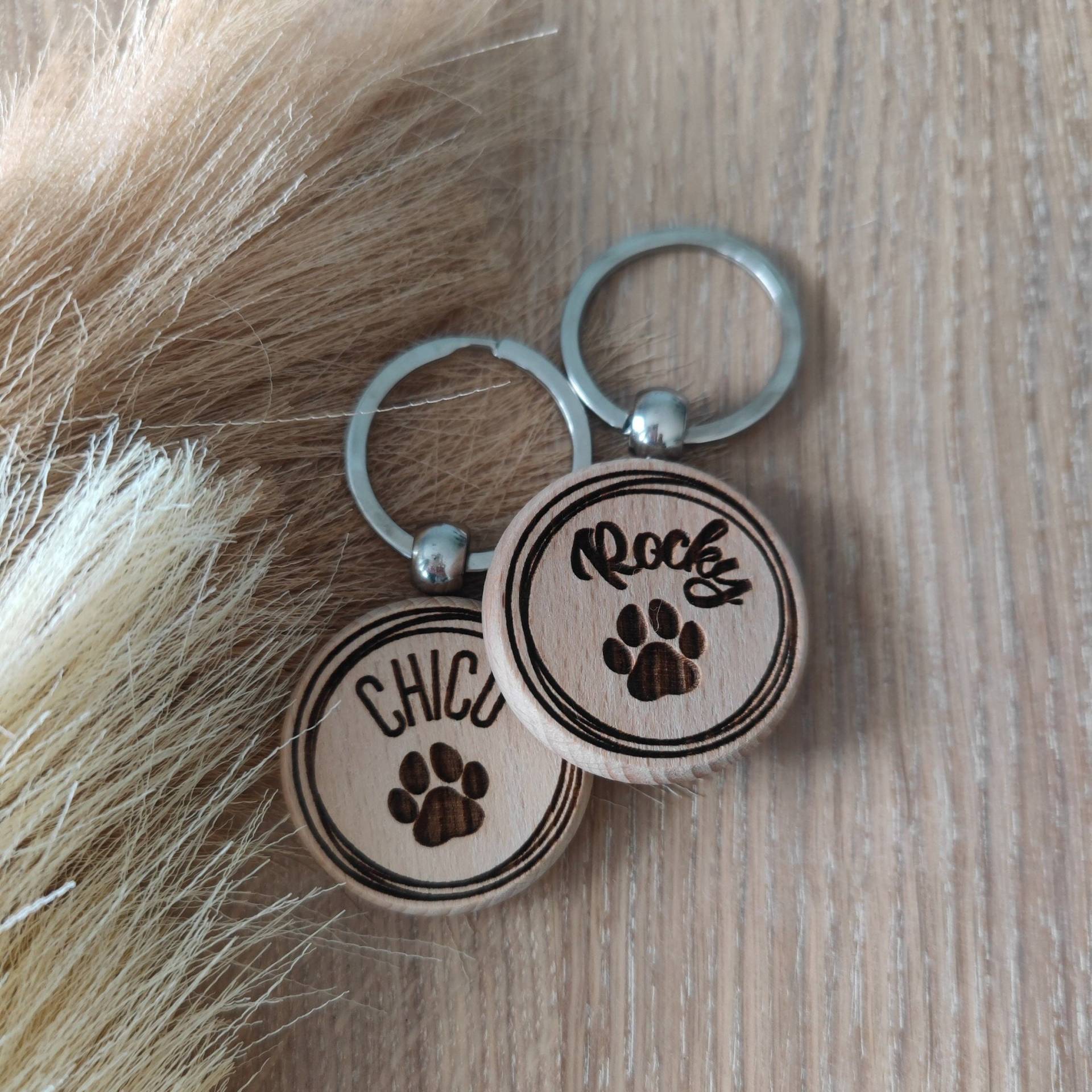 Haustier Schlüsselanhänger Pfote Gravur Mit Name, Geschenk Für Tierliebhaber, Personalisiert & Individuell Haustier Schlüsselanhänger Pfote Gravur Mit Name, Geschenk Für Tierliebhaber, Personalisiert & Individuell von Wavelry