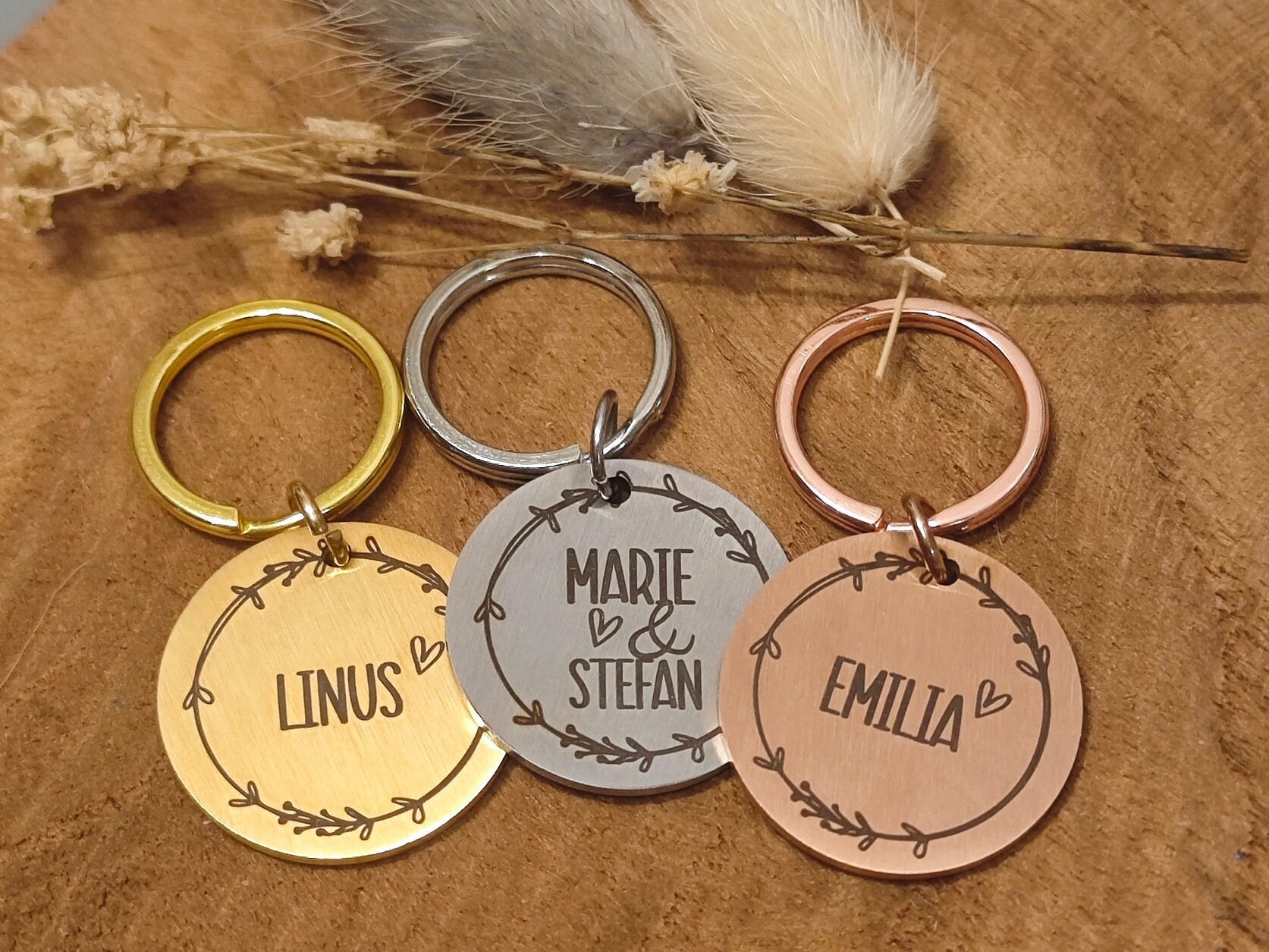 Schlüsselanhänger Mit Namen Personalisiert, Runder Edelstahl Anhänger Gravur Eines Oder Mehrerer Namen, Süße Geschenkidee Für Ostern Schlüsselanhänger Mit Namen Personalisiert, Runder Edelstahl Anhänger Gravur Eines Oder Mehrerer Namen, Süße Geschenkidee Für Ostern von Wavelry
