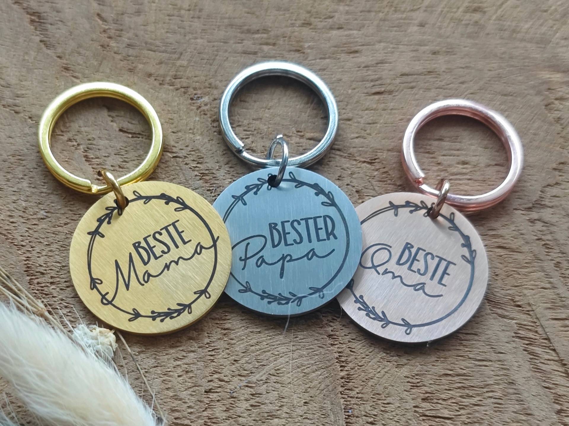 Schlüsselanhänger Familie - Beste Mama, Bester Papa, Oma Und Opa, Matt Mit Gravur in Gold, Rosegold & Silberfarben Schlüsselanhänger Familie - Beste Mama, Bester Papa, Oma Und Opa, Matt Mit Gravur in Gold, Rosegold & Silberfarben von Wavelry