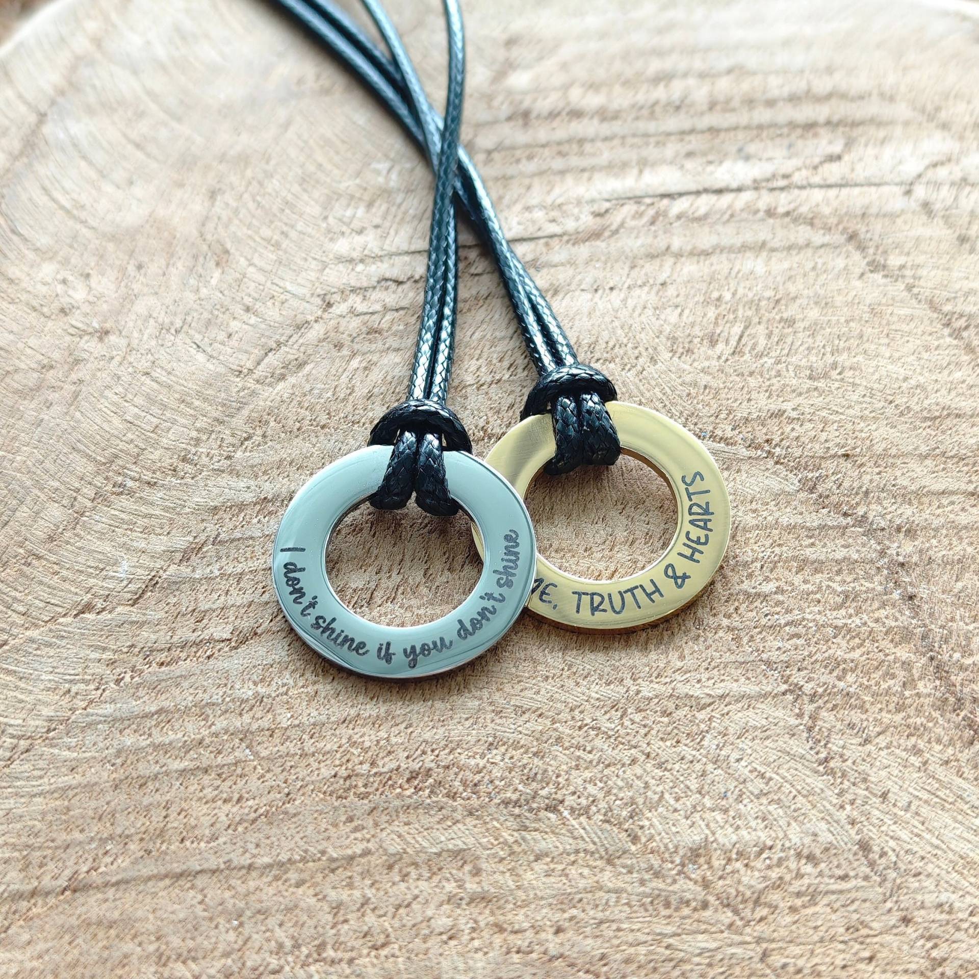 Personalisierte Kette Mit Spruch Oder Lyrics Gravur, Songtext Halskette, Edelstahl in Gold Silber Kunstlederband, Gravurschmuck Personalisierte Kette Mit Spruch Oder Lyrics Gravur, Songtext Halskette, Edelstahl in Gold Silber Kunstlederband, Gravurschmuck von Wavelry
