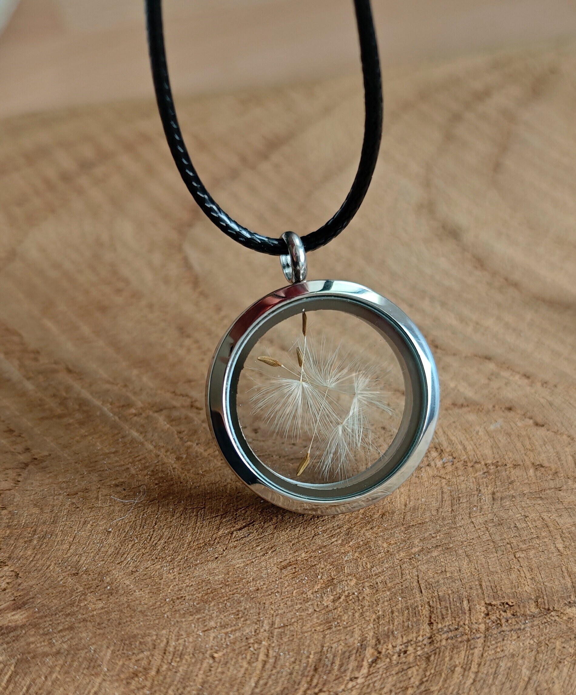 Pusteblumen Kette Silber, Löwenzahn Halskette Mit Medaillon, Individuell Befüllbar, Verschiedene Längen, Glücksbringer Als Geschenkidee Pusteblumen Kette Silber, Löwenzahn Halskette Mit Medaillon, Individuell Befüllbar, Verschiedene Längen, Glücksbringer Als Geschenkidee von Wavelry