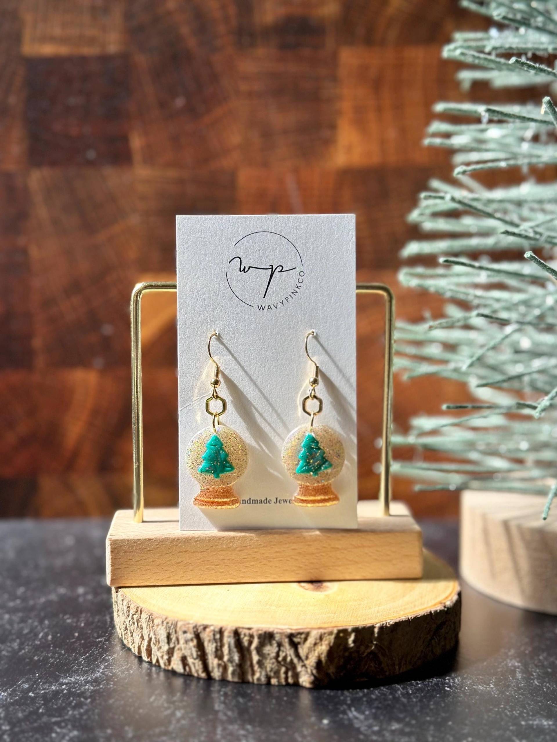 Schneekugel Ohrringe Handgefertigt Mit Polymer Clay Pine Tree's|Weihnachts Schneekugel| Festliche Feiertage| Statement | Tonschmuck Schneekugel Ohrringe Handgefertigt Mit Polymer Clay Pine Tree's|Weihnachts Schneekugel| Festliche Feiertage| Statement | Tonschmuck von WavyPinkCo