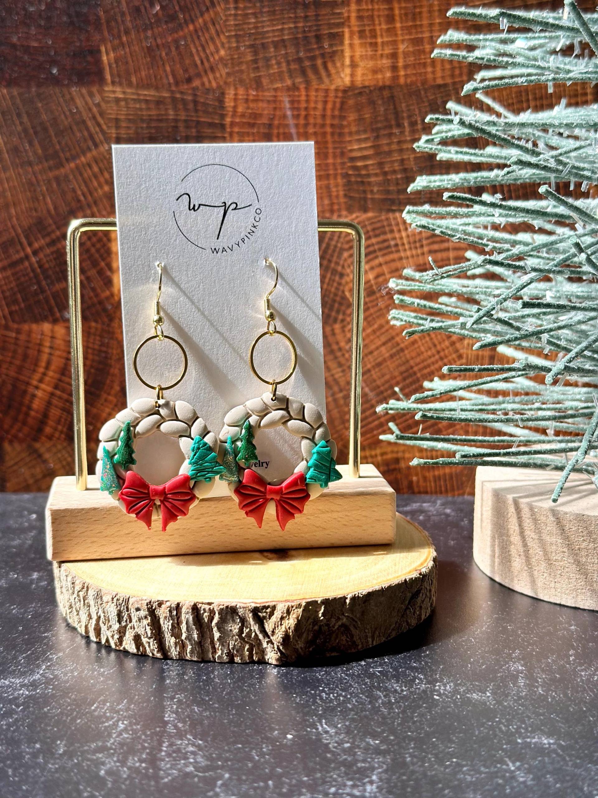 Weihnachtskranz Ohrringe Handgefertigt Mit Polymer Clay Kiefernbaum | Urlaub| Statement Tonschmuck Weihnachtskranz Ohrringe Handgefertigt Mit Polymer Clay Kiefernbaum | Urlaub| Statement Tonschmuck von WavyPinkCo