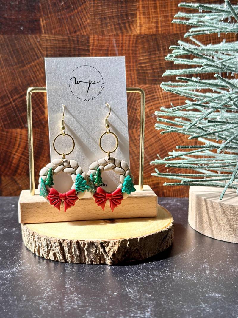 Weihnachtskranz Ohrringe Handgefertigt Mit Polymer Clay Kiefernbaum | Urlaub| Statement Tonschmuck Weihnachtskranz Ohrringe Handgefertigt Mit Polymer Clay Kiefernbaum | Urlaub| Statement Tonschmuck von WavyPinkCo