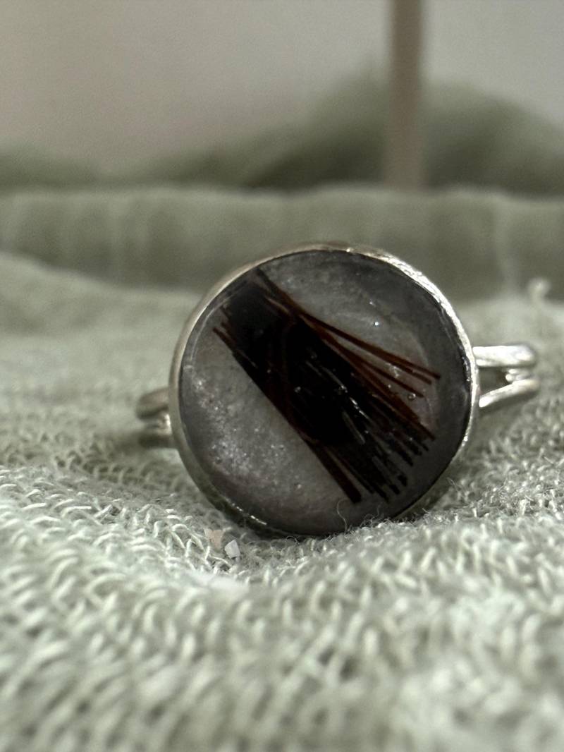 Erinnerungsring Mit Haar - Handgemachter Ring Aus Epoxidharz Und Silberfassung | Tierhaar & Andenken Schmuck von WaxAndWondersSG
