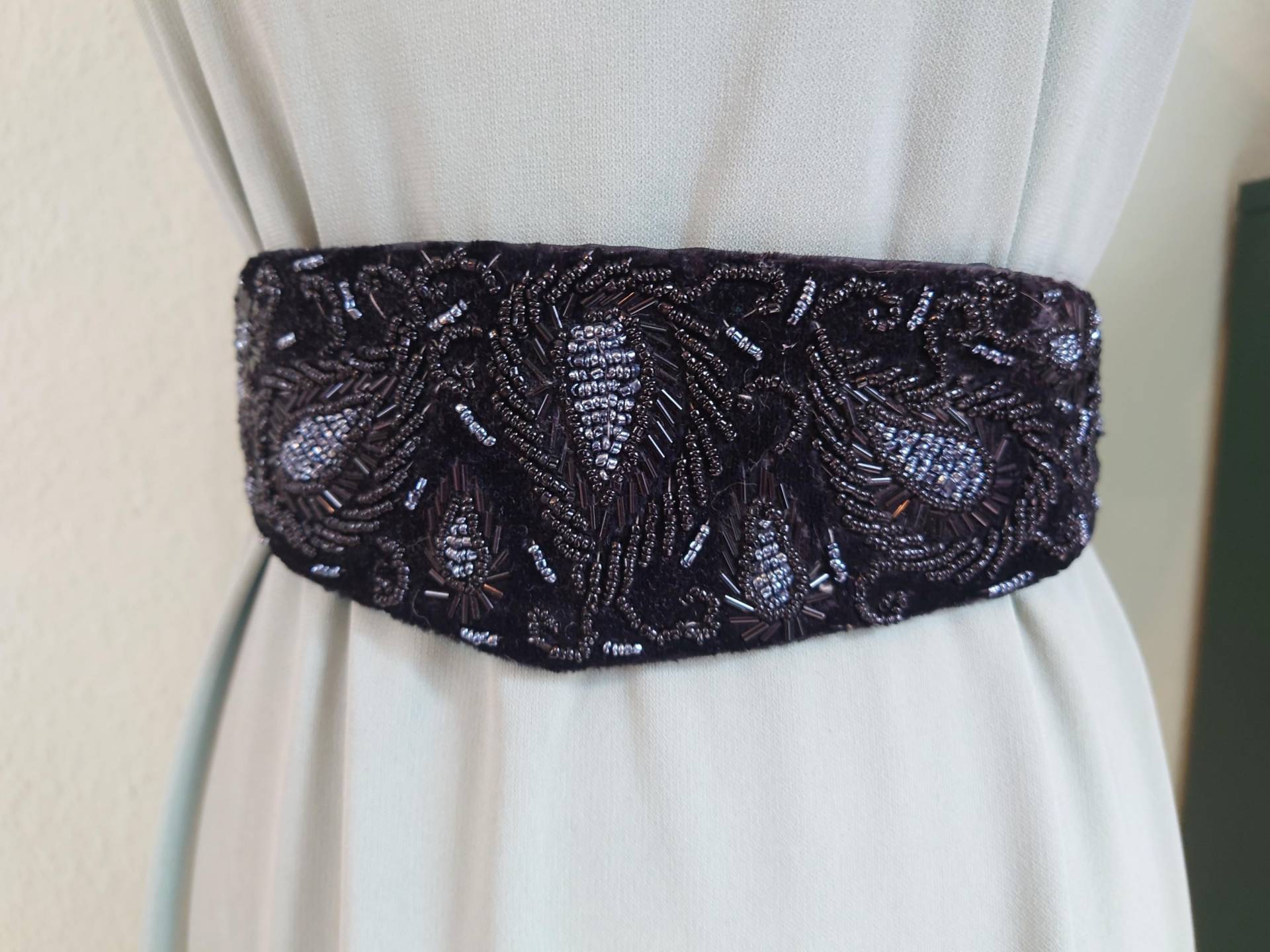 Perlenbestickter Vintage Taillengürtel Samt von WaywardDaughterBelts
