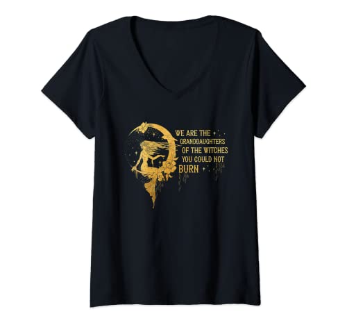 Damen Wir sind die Enkelinnen der Hexen, die du nicht verbrennen konntest T-Shirt mit V-Ausschnitt Damen Wir sind die Enkelinnen der Hexen, die du nicht verbrennen konntest T-Shirt mit V-Ausschnitt von We Are The Granddaughters Of The Witches