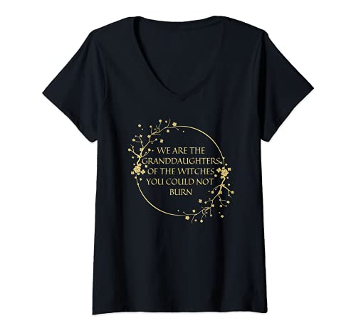 Damen Wir sind die Enkeltöchter der Hexen, die du nicht verbrennen konntest T-Shirt mit V-Ausschnitt Damen Wir sind die Enkeltöchter der Hexen, die du nicht verbrennen konntest T-Shirt mit V-Ausschnitt von We Are The Granddaughters Of The Witches