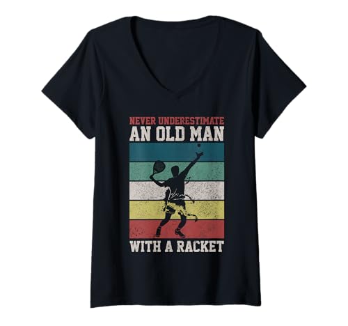 Damen Padel Vintage Retro Never Underestimate An Old Man Lustig T-Shirt mit V-Ausschnitt Damen Padel Vintage Retro Never Underestimate An Old Man Lustig T-Shirt mit V-Ausschnitt von We Love Padel