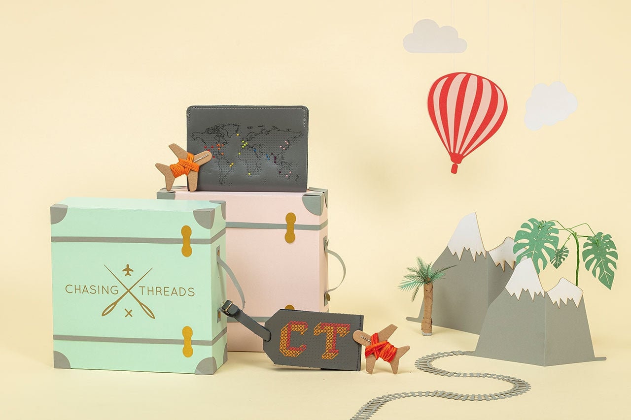 stitch Taschenset Nähe Wo Du Warst Reisepass & Nähe Dein Eigenes Kofferanhänger-Geschenkset - Grau stitch Taschenset Nähe Wo Du Warst Reisepass & Nähe Dein Eigenes Kofferanhänger-Geschenkset - Grau von WeAreChasingThreads