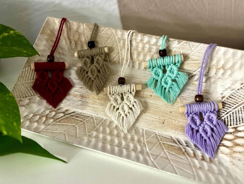 Makramee Auto Rückspiegel Anhänger, Handgemachte Auto-Dekoration, Individuelle Boho Deko von faiblehaftArts