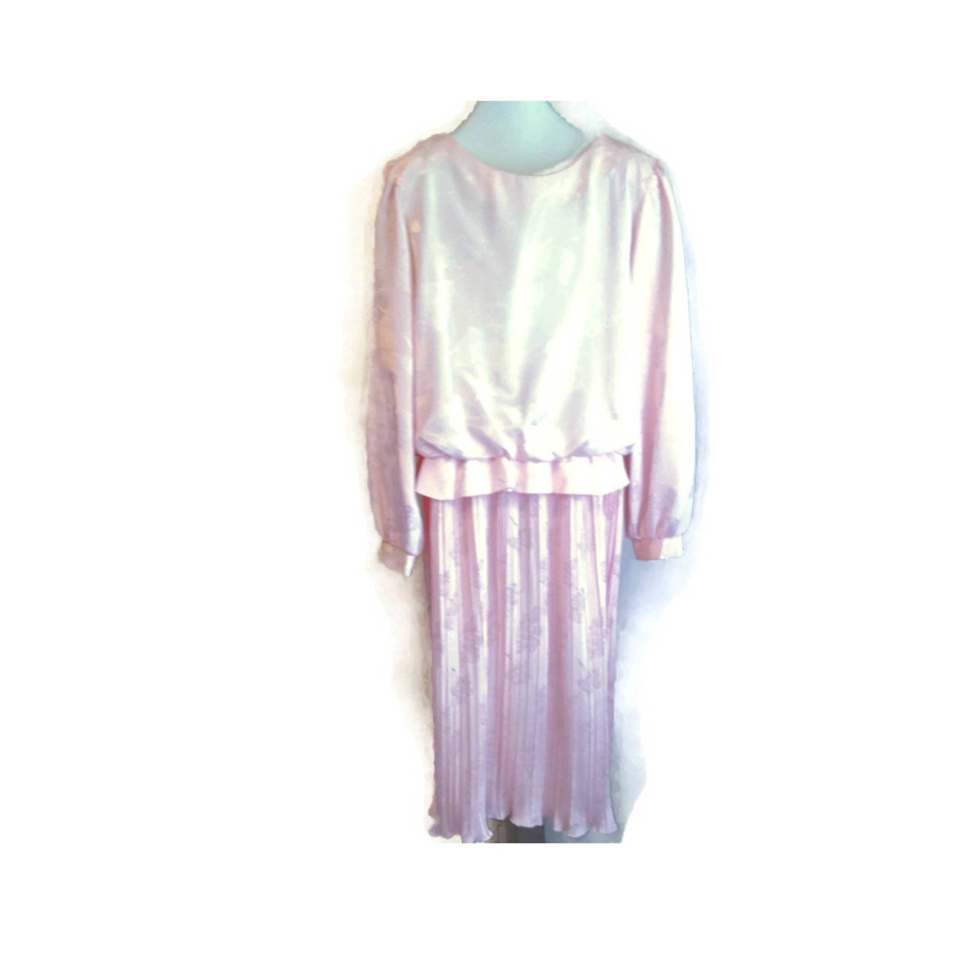 Jahrgang Blass Rosa Smaragd St. California Mutter Der Braut Kleid 100 % Polyester Satin Schimmer Gestickten Blumenmuster Mitte Kalb Plissee Jahrgang Blass Rosa Smaragd St. California Mutter Der Braut Kleid 100 % Polyester Satin Schimmer Gestickten Blumenmuster Mitte Kalb Plissee von WeAreOldSchool