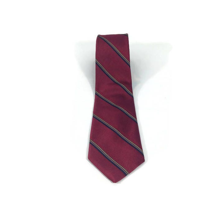 Jahrgang Surrey Sammlung Hals Krawatte Rot Mit Navy Gold Und Lavendel Oder Dunkelgrau Streifen 100 % Polyester Business Kleidung Formelle Tragen Jahrgang Surrey Sammlung Hals Krawatte Rot Mit Navy Gold Und Lavendel Oder Dunkelgrau Streifen 100 % Polyester Business Kleidung Formelle Tragen von WeAreOldSchool