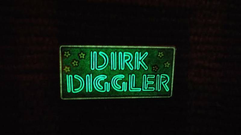 Glow in The Dark Dirk Diggler Leuchtreklame Emaille Revers Hutnadel Glow in The Dark Dirk Diggler Leuchtreklame Emaille Revers Hutnadel von WeGotPinsMerch