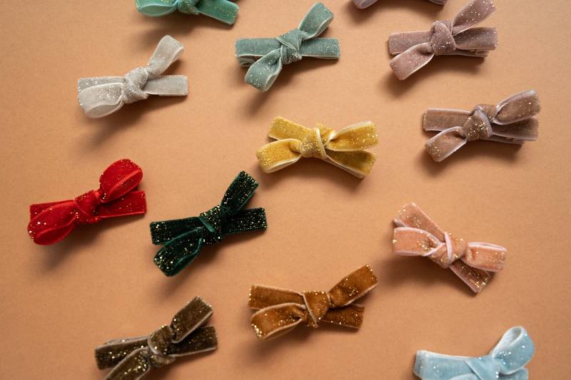 Samt Glitzer Knoten Schleifen - Hand Gebunden Zöpfe Schleife Kleinkind Haarspange Baby Clip Baby-Dusche-Geschenk von WeLoveStitches