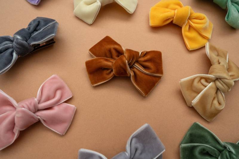 Samt Knoten Schleifen - Hand Gebunden Zöpfe Schleife Kleinkind Haarspange Baby Clip Baby-Dusche-Geschenk von WeLoveStitches