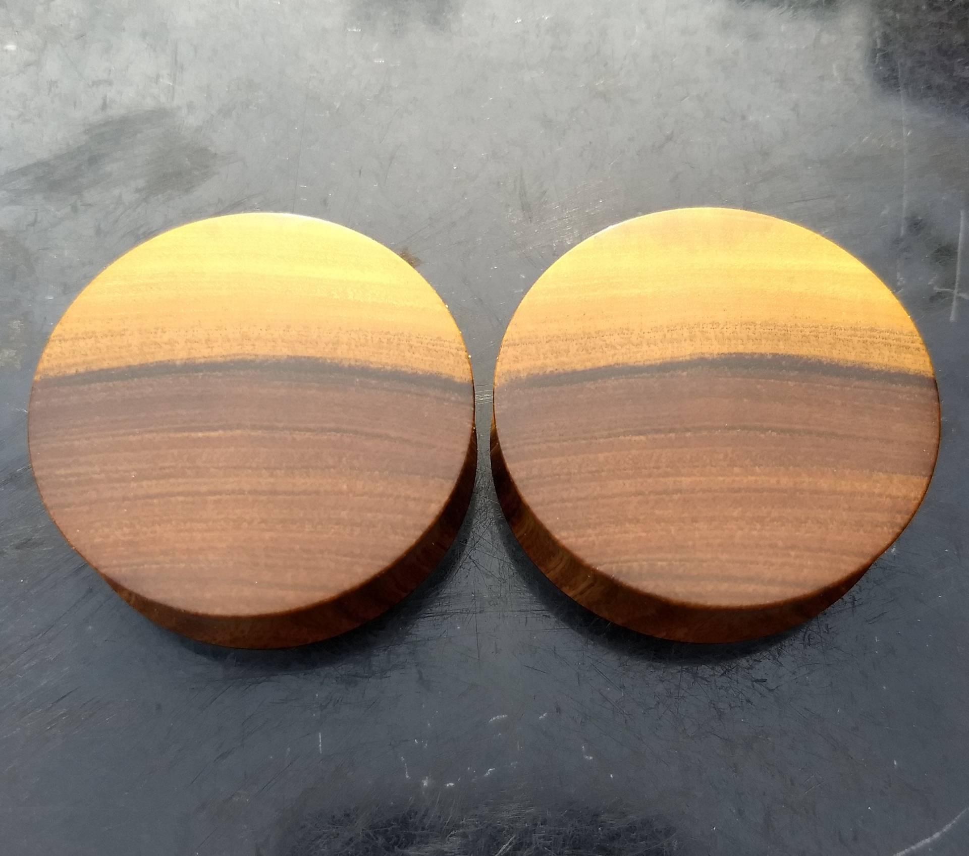 Lignum Vitae Holz Ohr Plugs Handmade Einzigartige Gauges Paar 5mm-55mm Lignum Vitae Holz Ohr Plugs Handmade Einzigartige Gauges Paar 5mm-55mm von WeUseWood