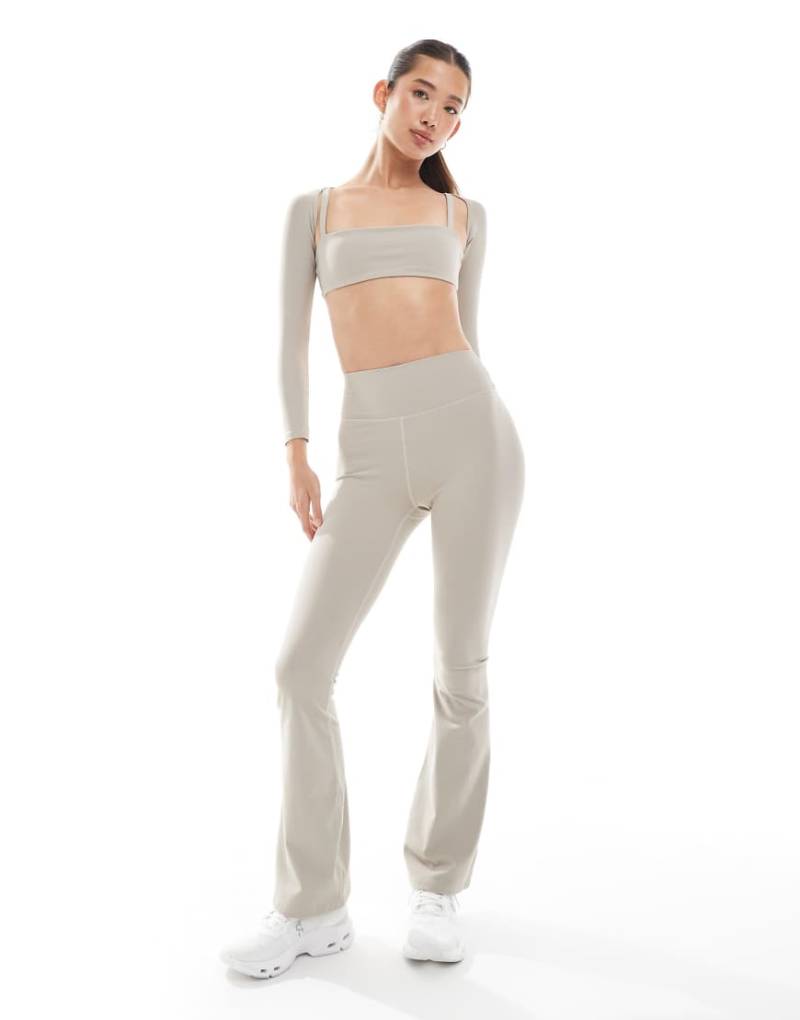 WeWoreWhat - Active - Bootcut-Leggings in Beige mit niedrigem Bund-Neutral von WeWoreWhat