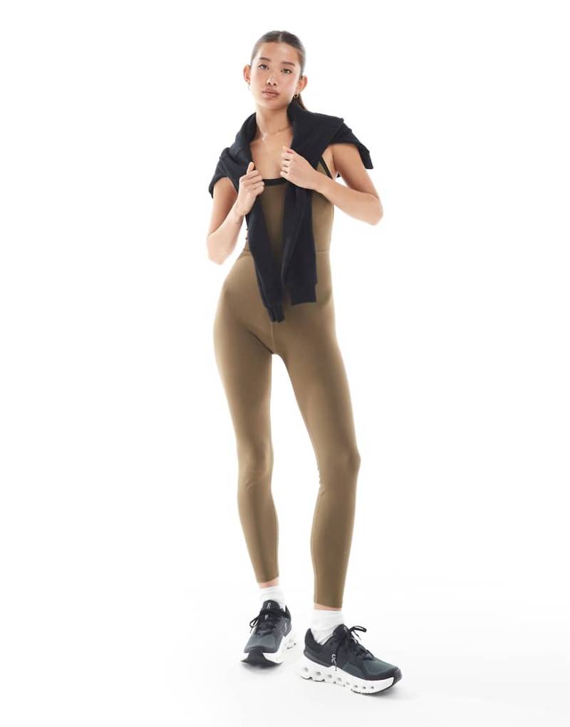 WeWoreWhat - Active - Jumpsuit in Braun mit kontrastierenden Trägern von WeWoreWhat