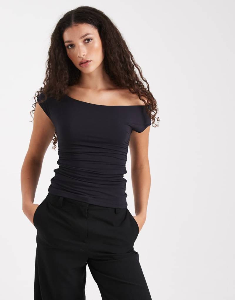 WeWoreWhat - Asymmetrisches, kürzeres, schulterfreies Oberteil in Schwarz mit Raffung von WeWoreWhat