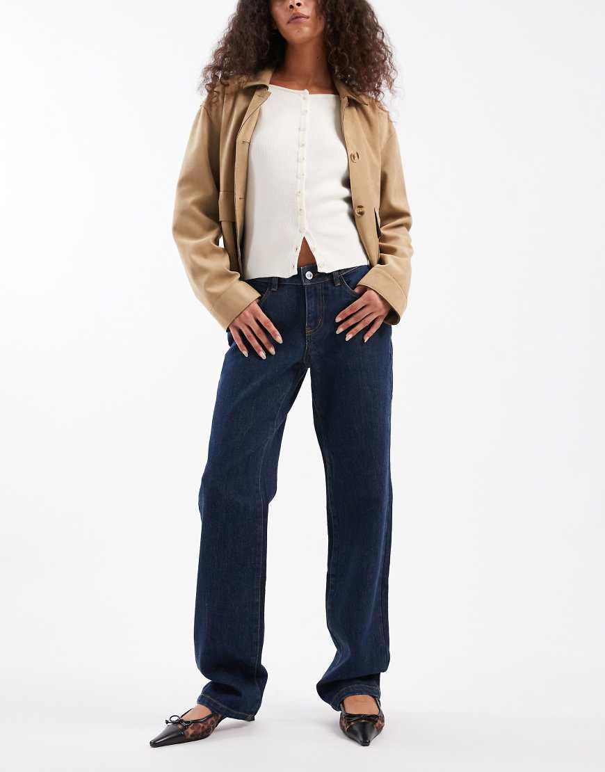 WeWoreWhat - Gerade geschnittene Jeans in dunkelblauer Waschung im Stil der 90er von WeWoreWhat