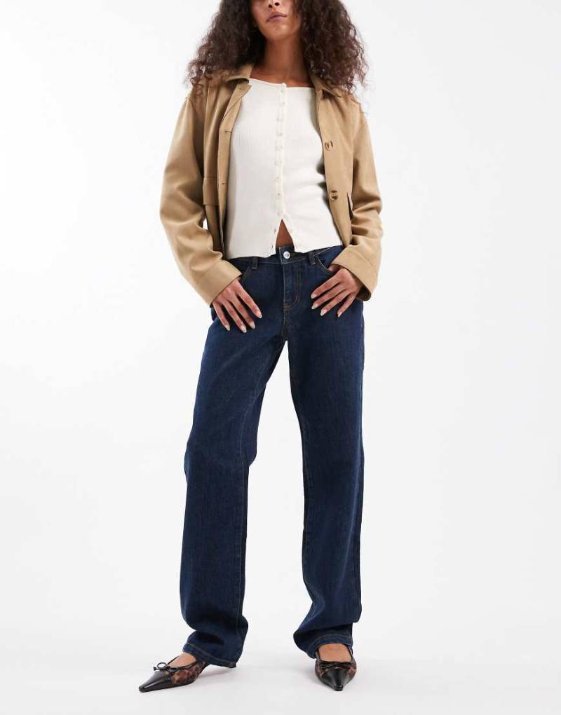 WeWoreWhat - Gerade geschnittene Jeans in dunkelblauer Waschung im Stil der 90er von WeWoreWhat