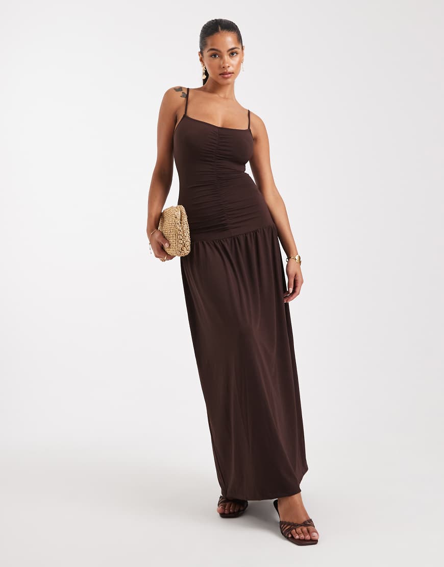 WeWoreWhat - Gerafftes Maxikleid in Kastanienbraun mit U-Ausschnitt-Brown WeWoreWhat - Gerafftes Maxikleid in Kastanienbraun mit U-Ausschnitt-Brown von WeWoreWhat