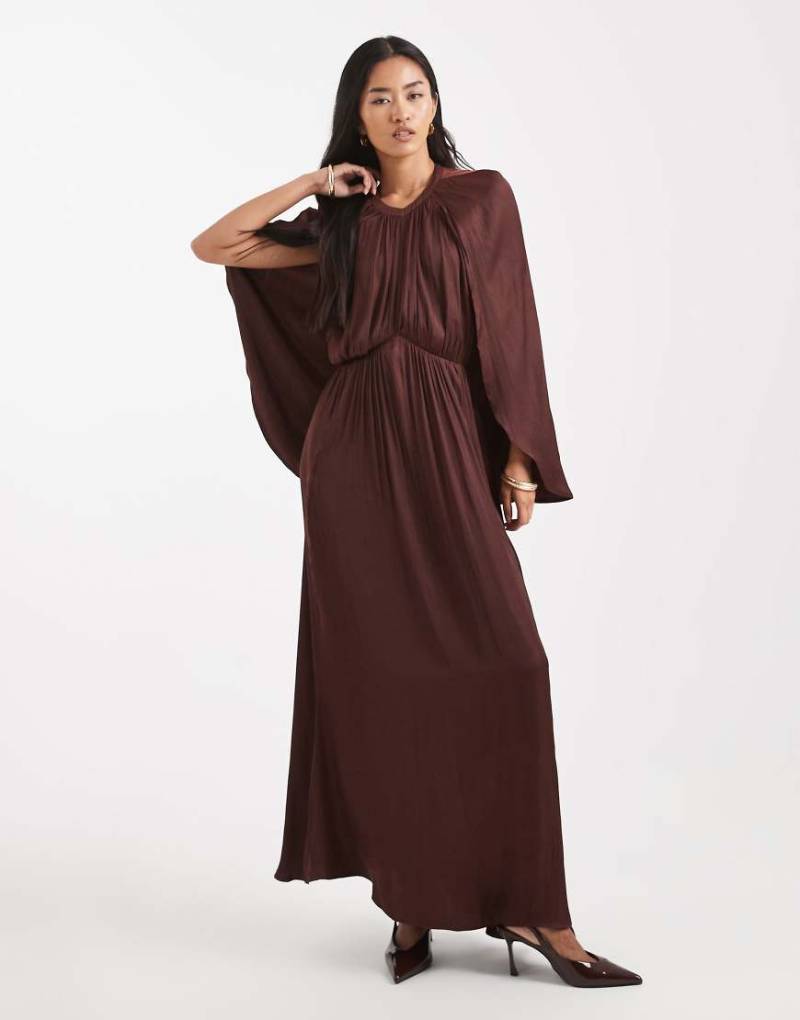 WeWoreWhat - Midaxikleid in Kirschrot mit Neckholder und Cape an den Schultern WeWoreWhat - Midaxikleid in Kirschrot mit Neckholder und Cape an den Schultern von WeWoreWhat