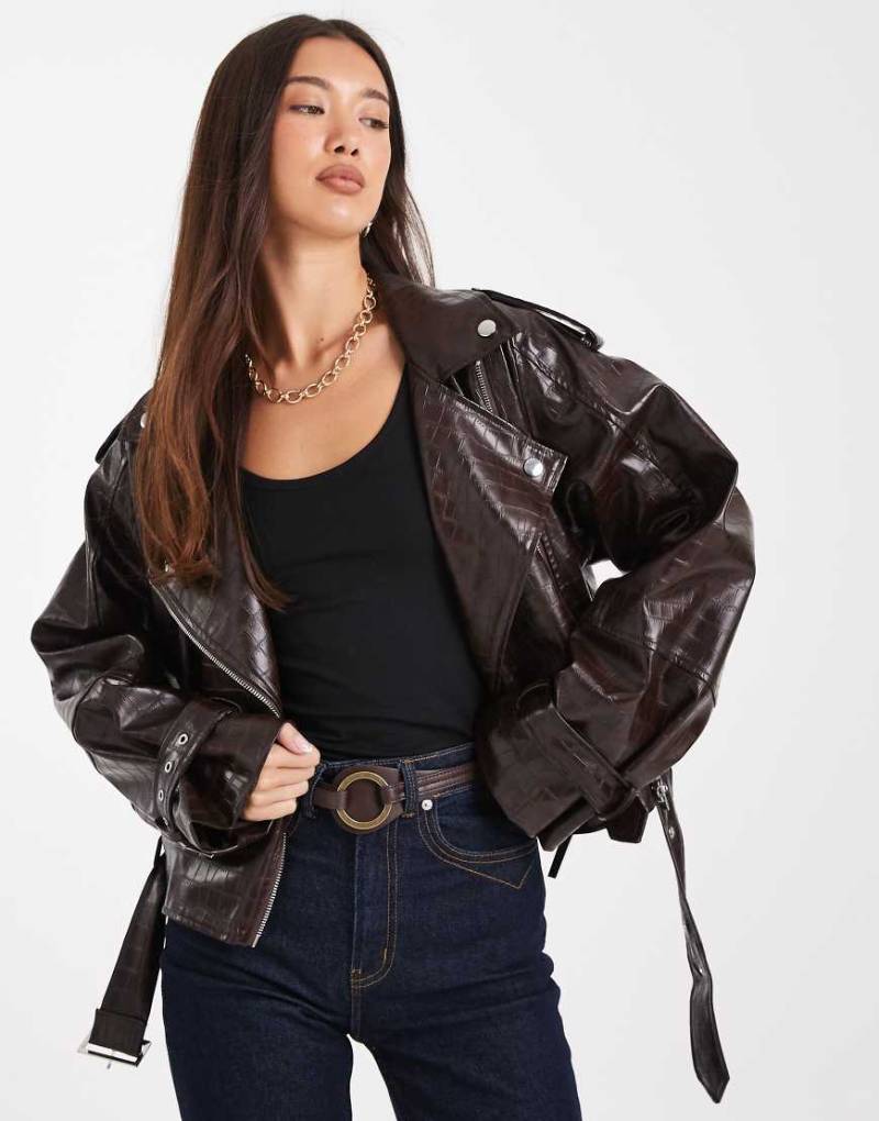 WeWoreWhat - Motorrad-Jacke in Dunkelbraun mit Kroko-Optik und Cropped-Länge-Brown von WeWoreWhat